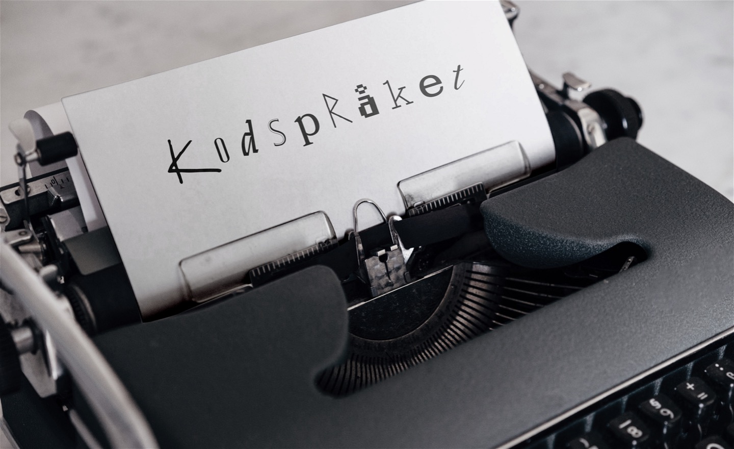 En skrivmaskin med ett papper där det står Kodspråket