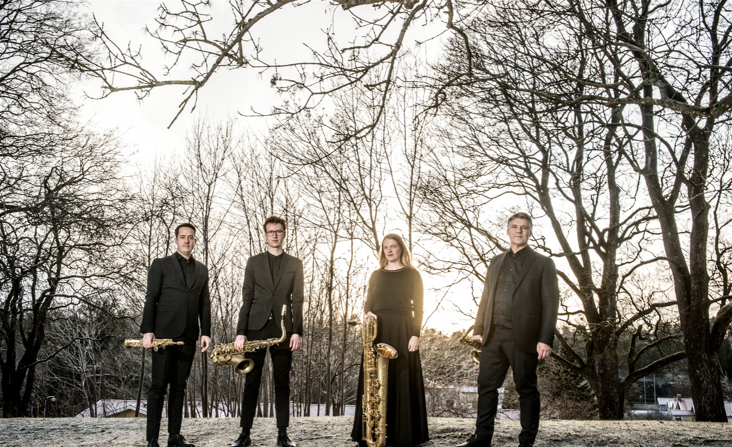 Stockholms Saxofonkvartett står i frostigt vinterlandskap