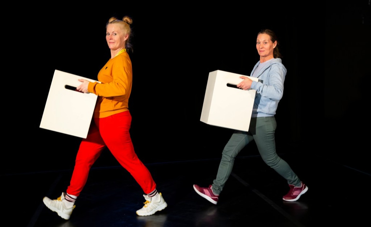 Ester och Signe på väg