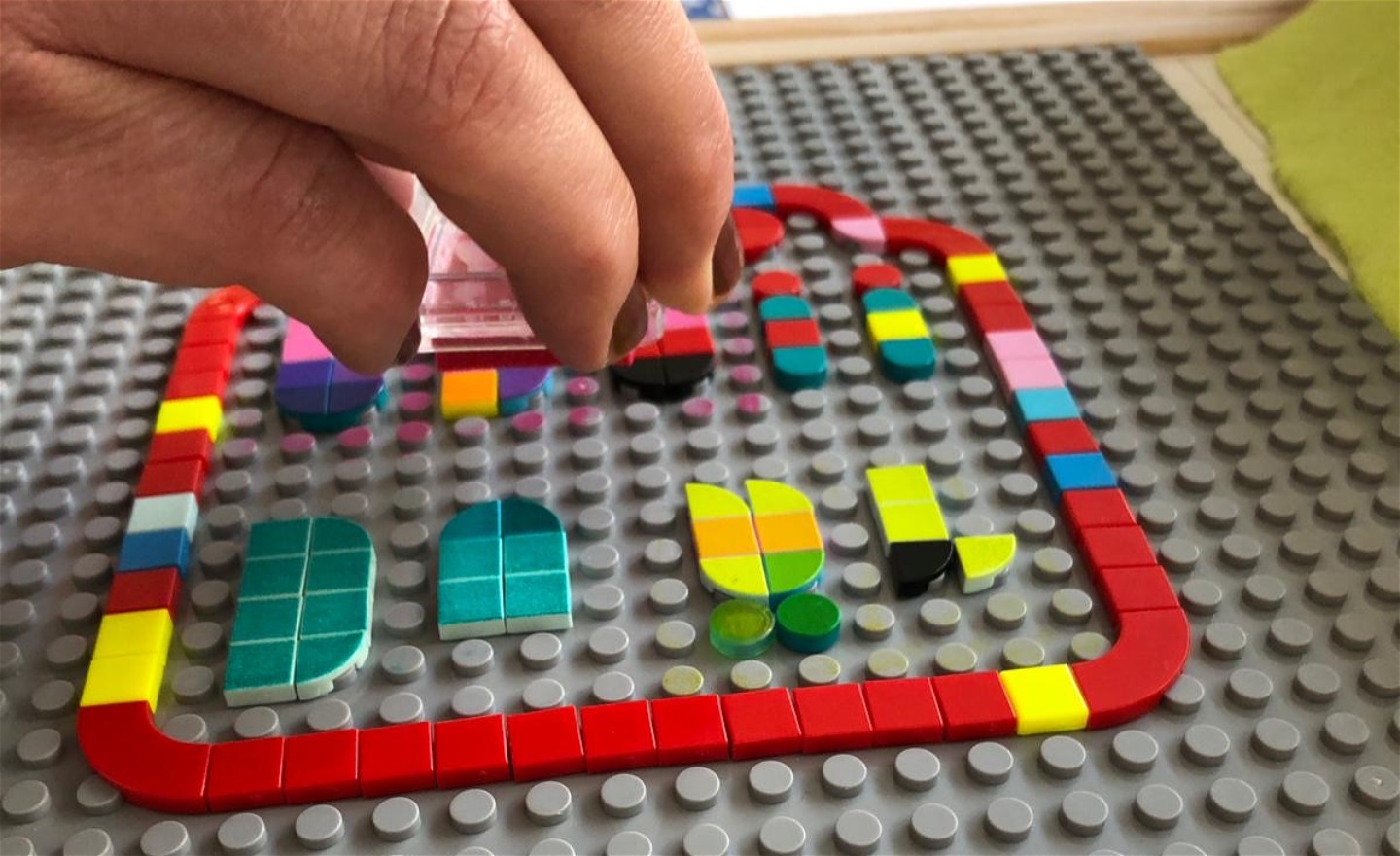 visar färgning från stämpeldynor på legot 
