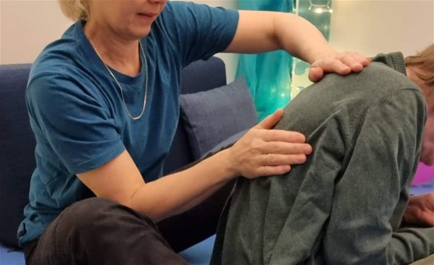 Handpåläggning på ryggen