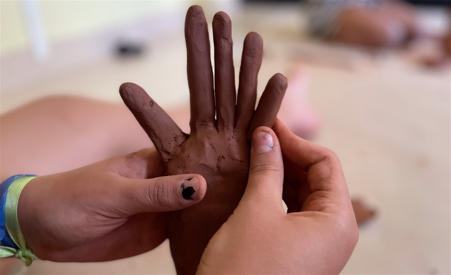 En hand som är formad av lera