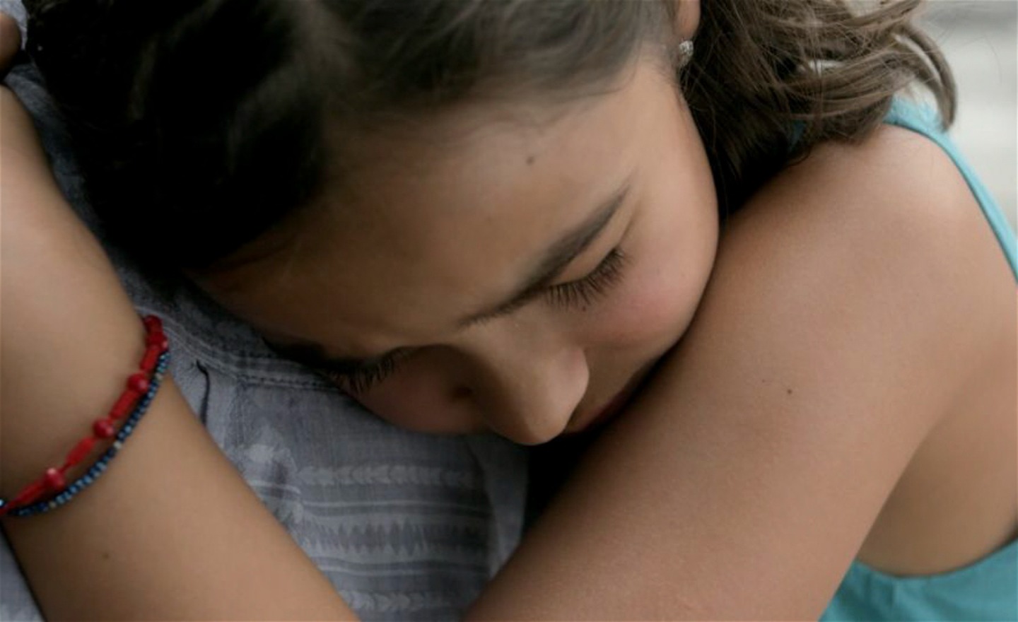 En flicka kramar en annan person.