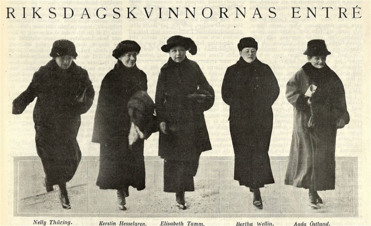 De fem första kvinnorna på rad i kläder från 1920-talet