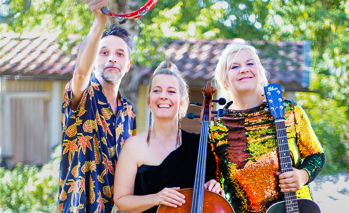Karl Jonas Winqvist, Emma Nordenstam och Cecilia Klingspor med sina instrument