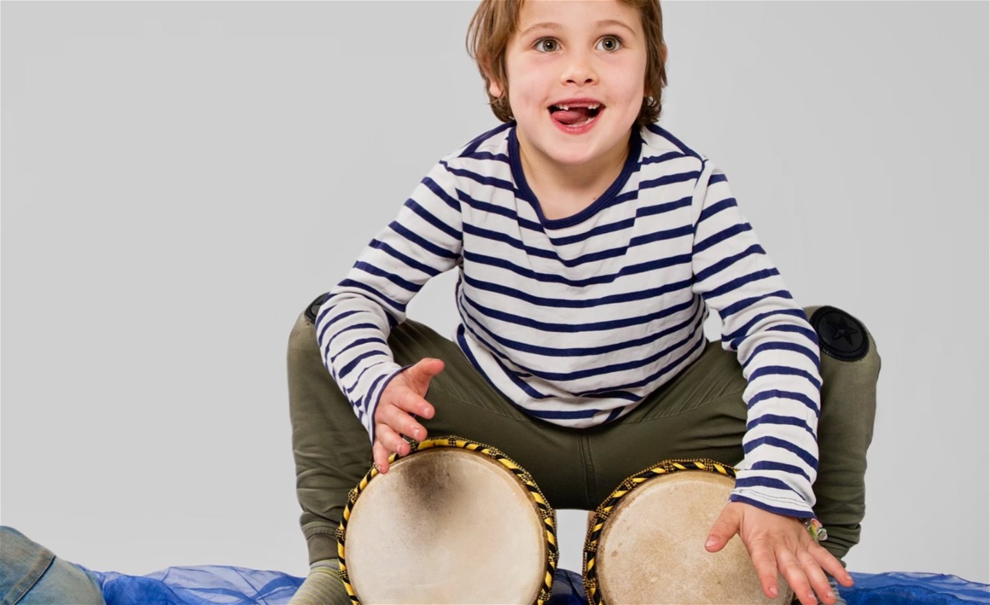 Ett barn spelar på två trummor