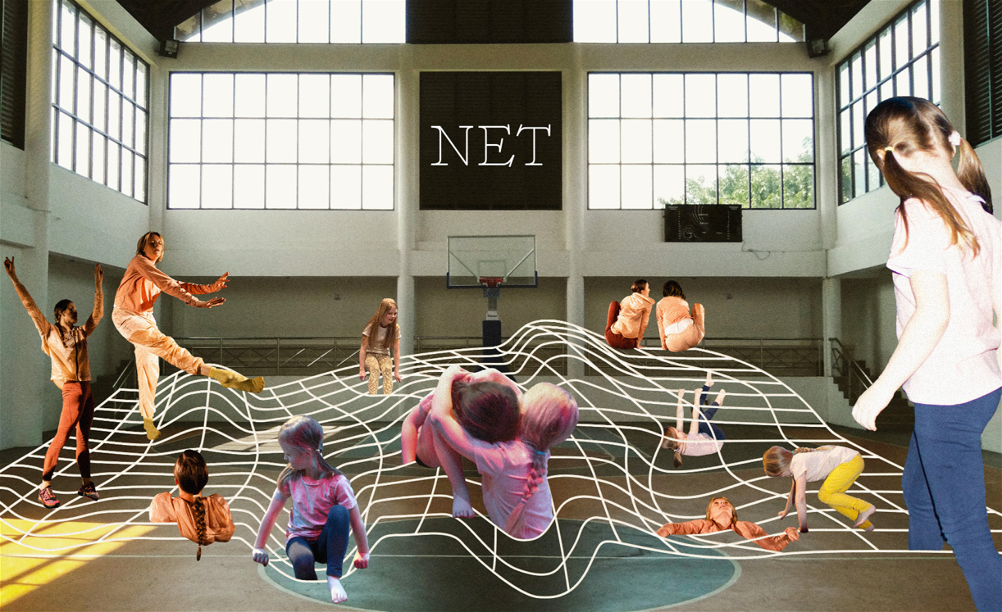 I en bild på en stor gympasal med stora fönster, syns ett stort animerat nät. Olika barn och vuxna klättrar, sitter och hänger i och under nätet.  