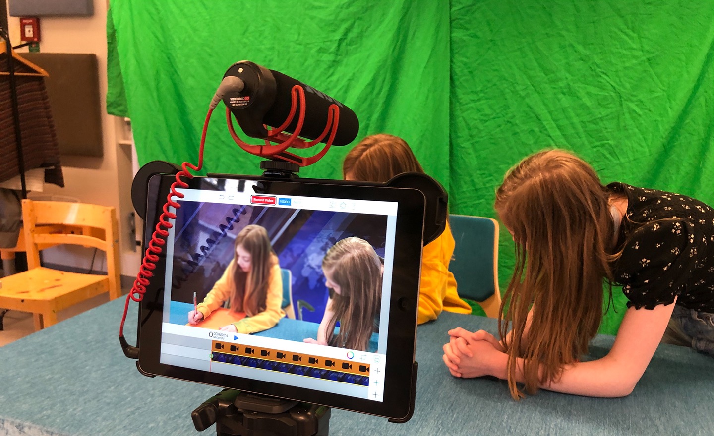 Barn filmar med Ipad och en greenscreen
