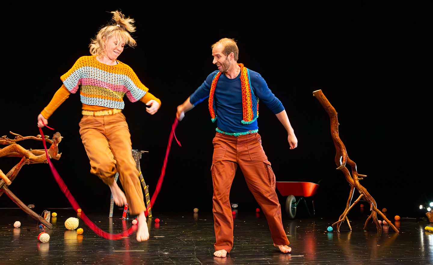 Dansaren Anna hoppar hopprep med Oskar på scenen.