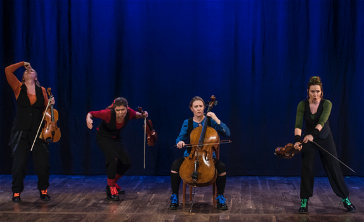 Fyra musiker från Lönnebergakvartetten med stråkinstrument.