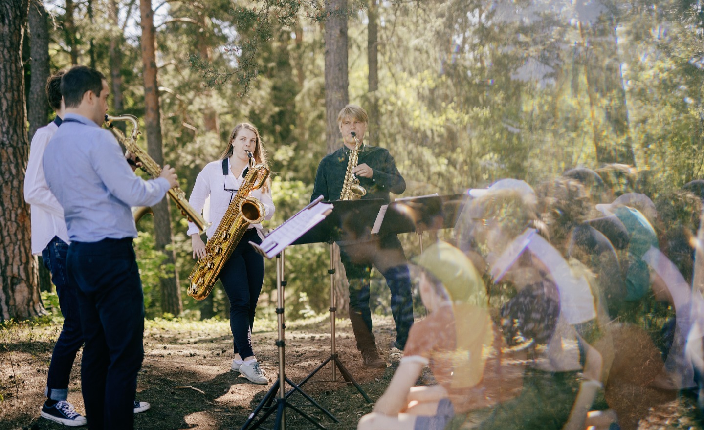 Stockholm Saxofonkvartet spelar i solig skog