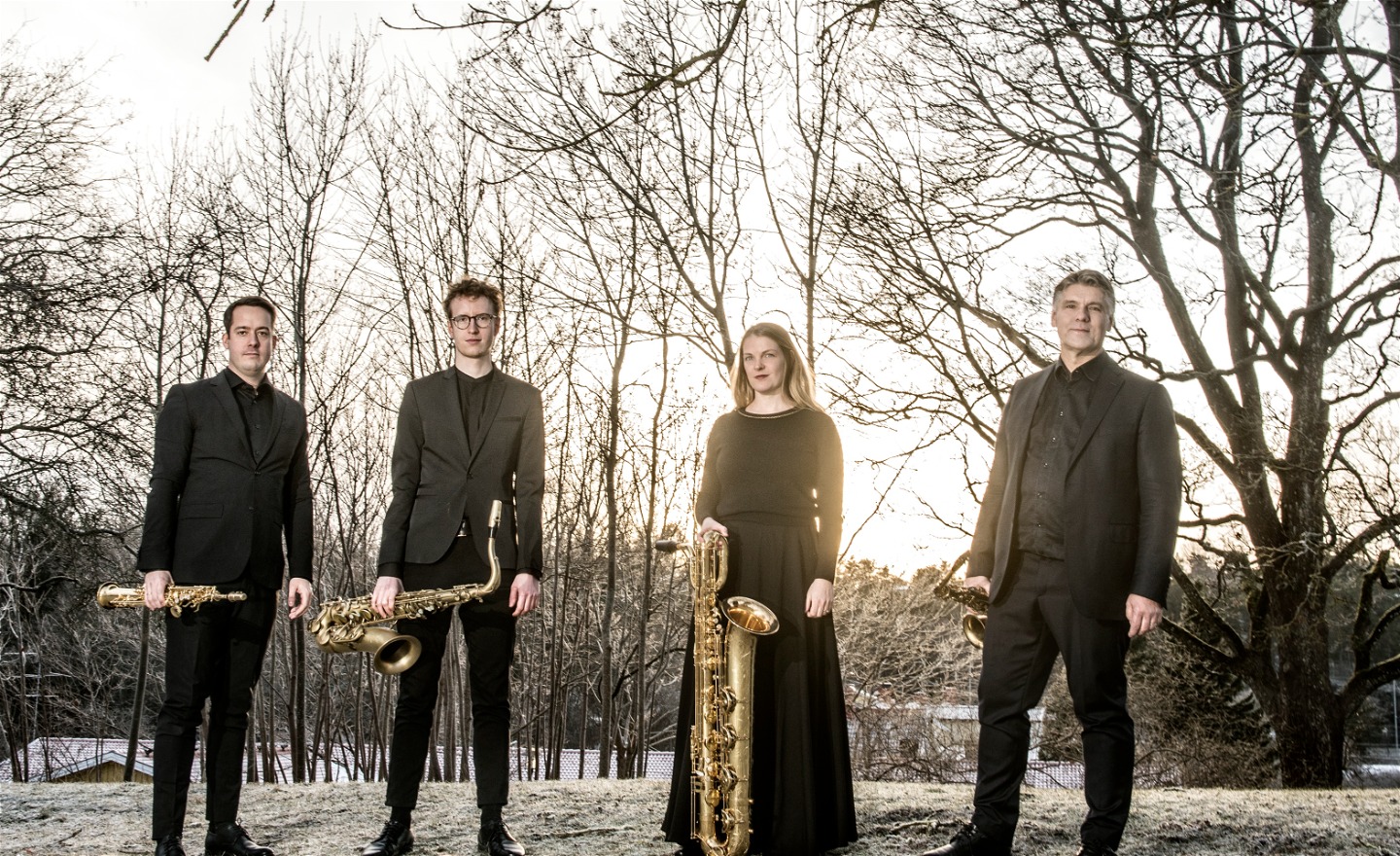 Stockholms Saxofonkvartett står i frostigt vinterlandskap