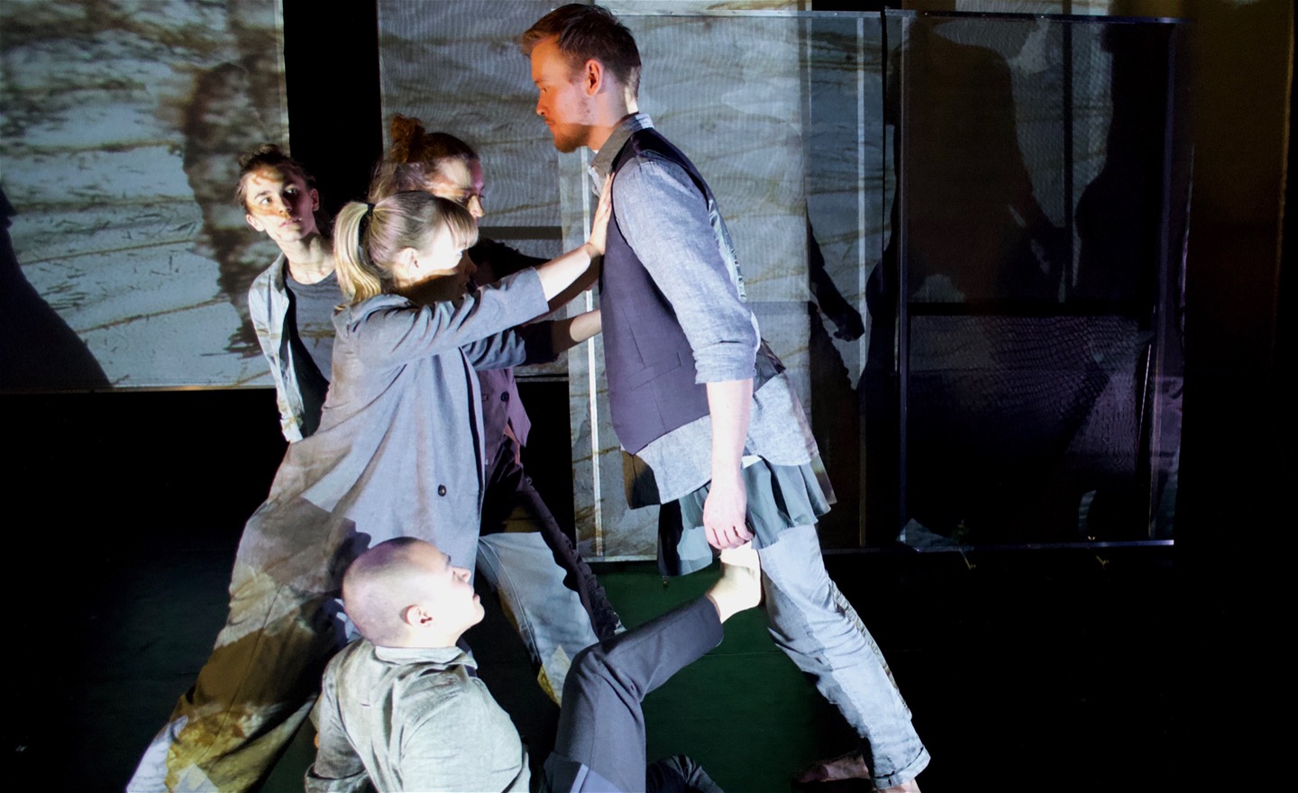 5 dansare i en scen i Dimridåer & Villospår som inspiration till  skapa rörelsescener i grupp