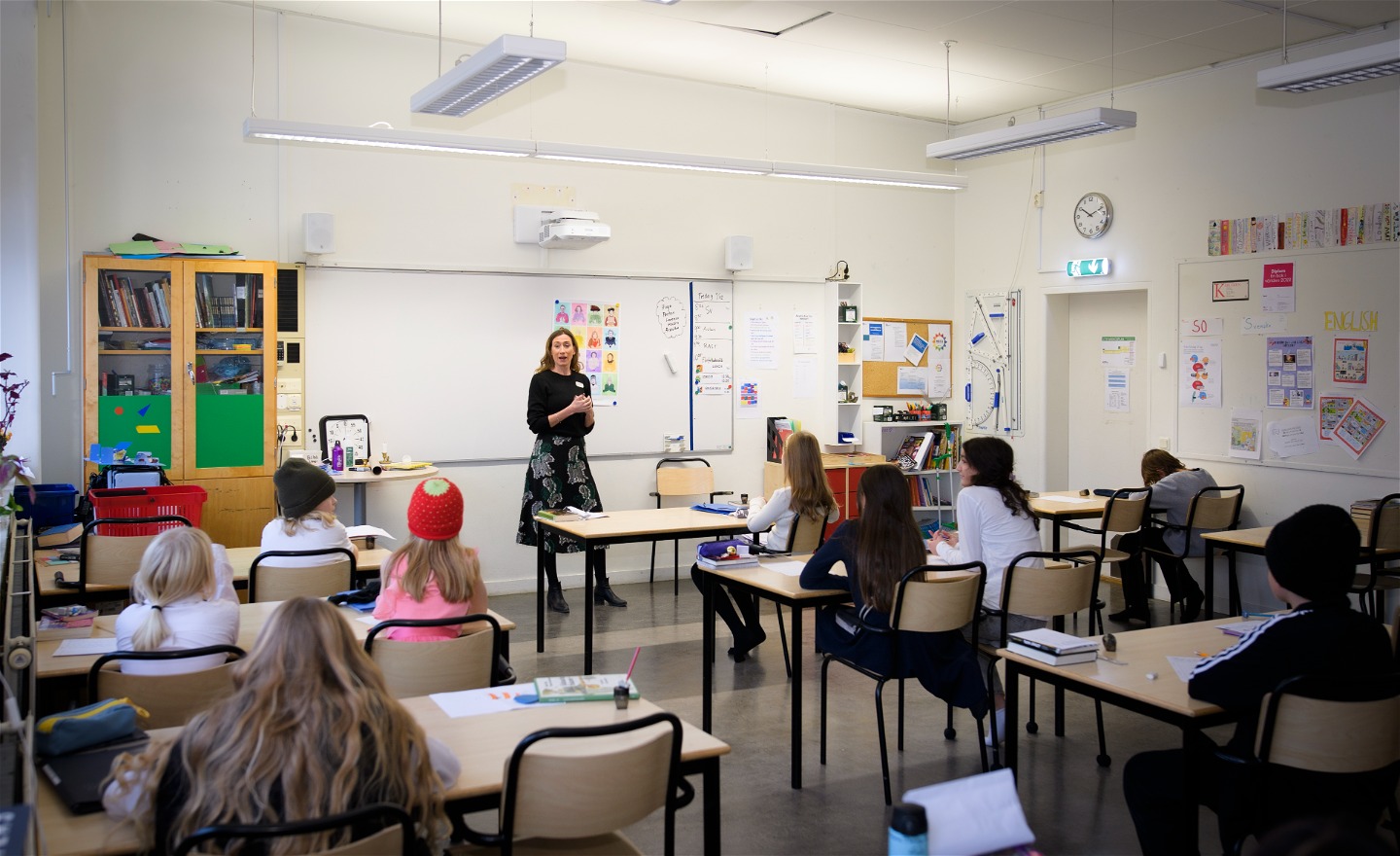 Annika Meijer besöker en skolklass.