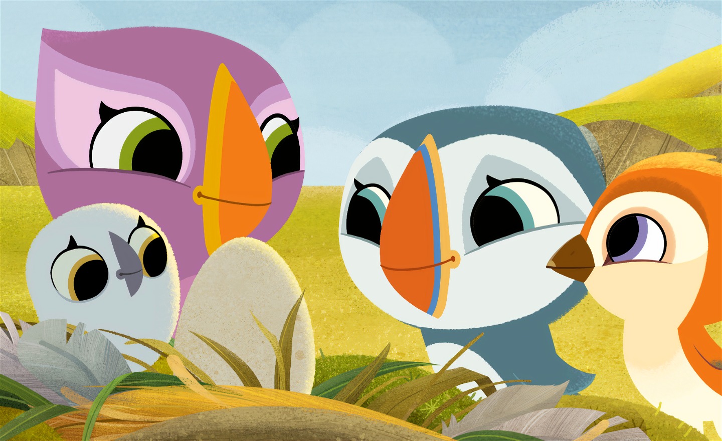 Fyra glada lunnefåglar tittar på ett okläckt fågelägg