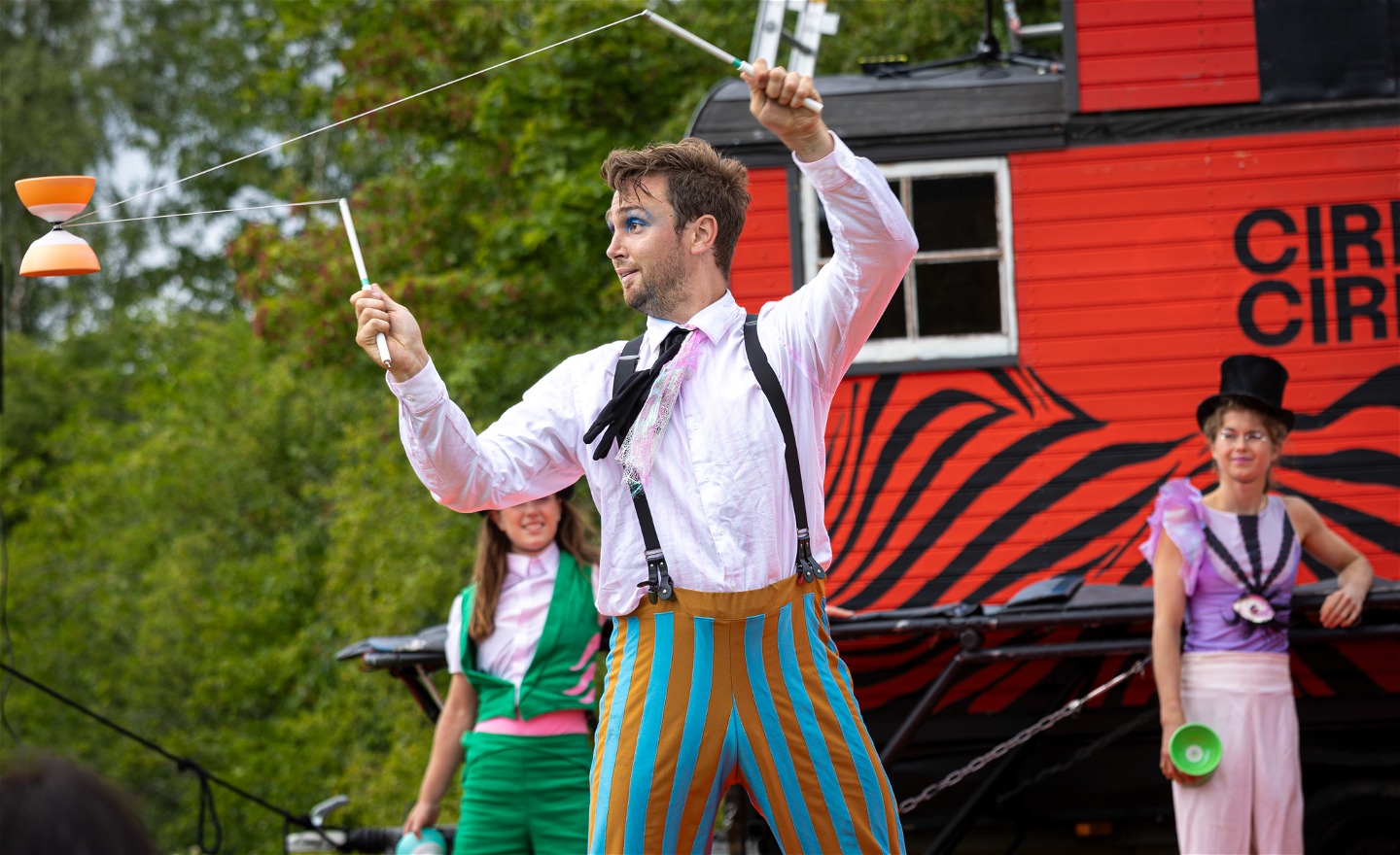 En cirkusartist gör tricks med diabolo