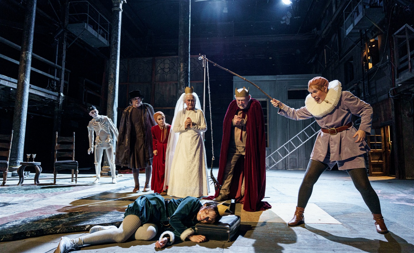 Bilden föreställer en scen i föreställningen Titta Hamlet. 