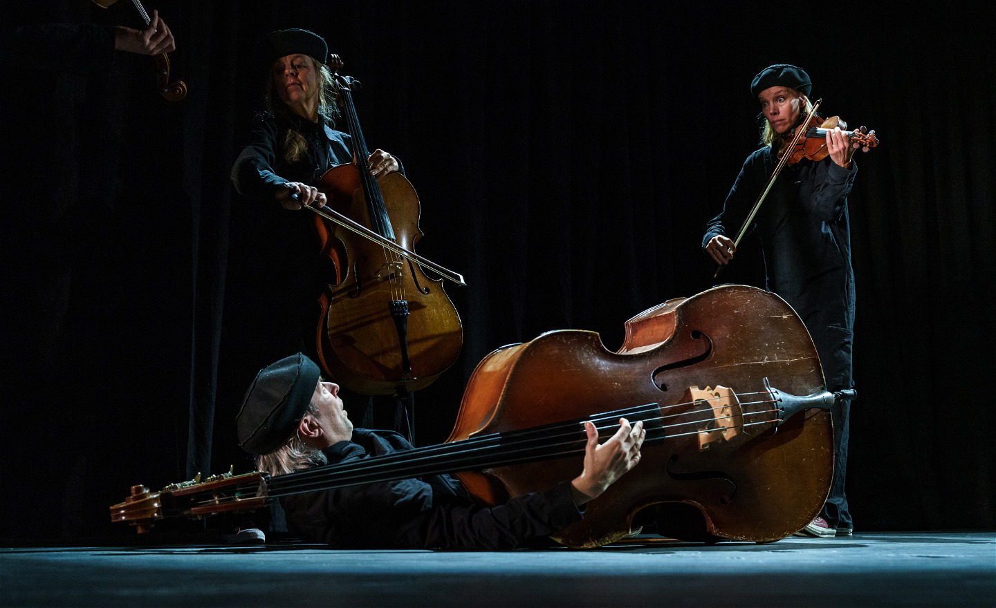 Familjemedlemmarna Violin, Viola, Cello och Kontrabas spelar stående och liggandes på golvet!