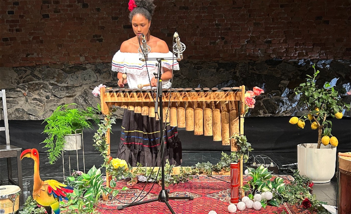 Diva Cruz spelar på La Marimba de Chonta.