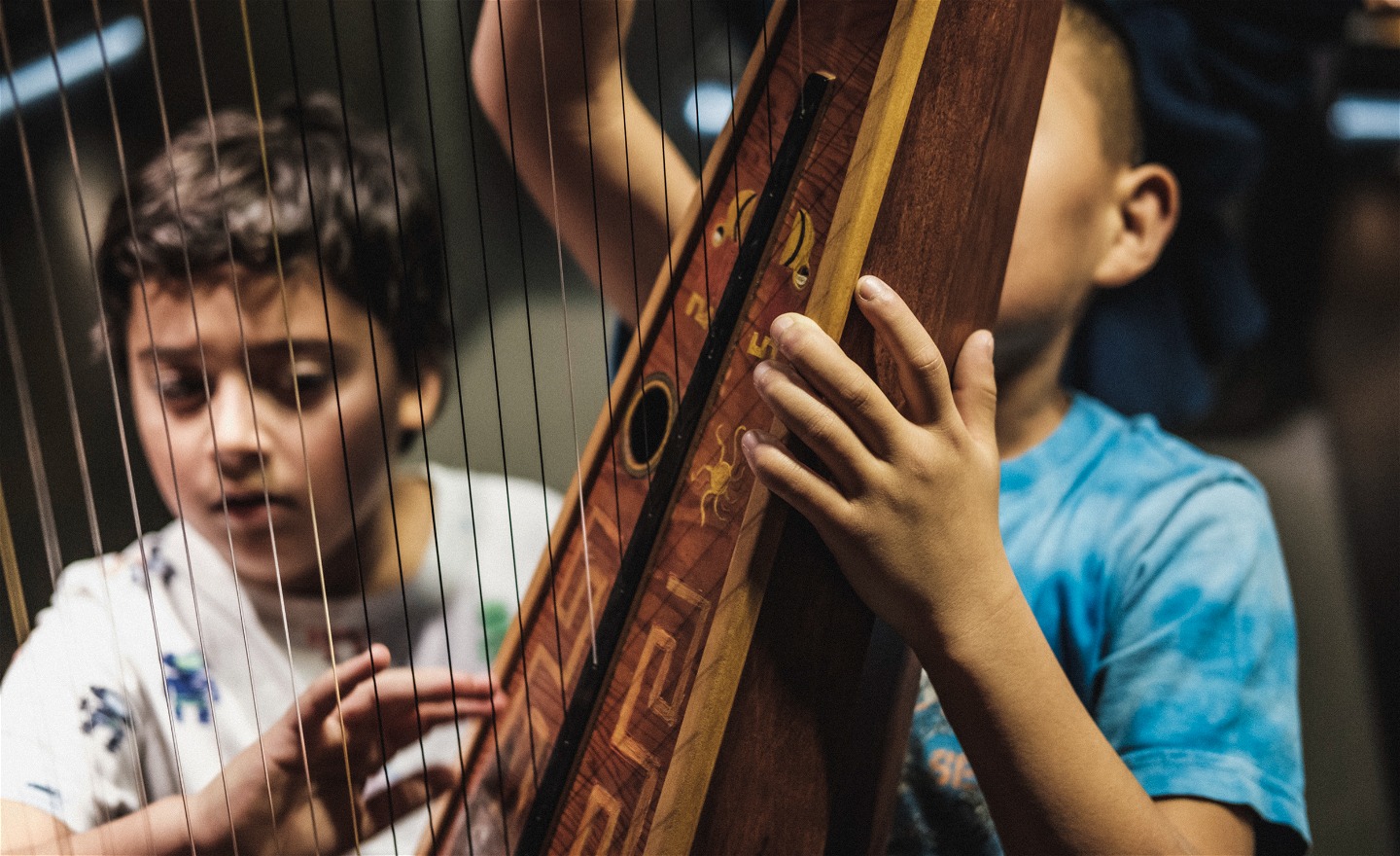 Två barn som spelar harpa