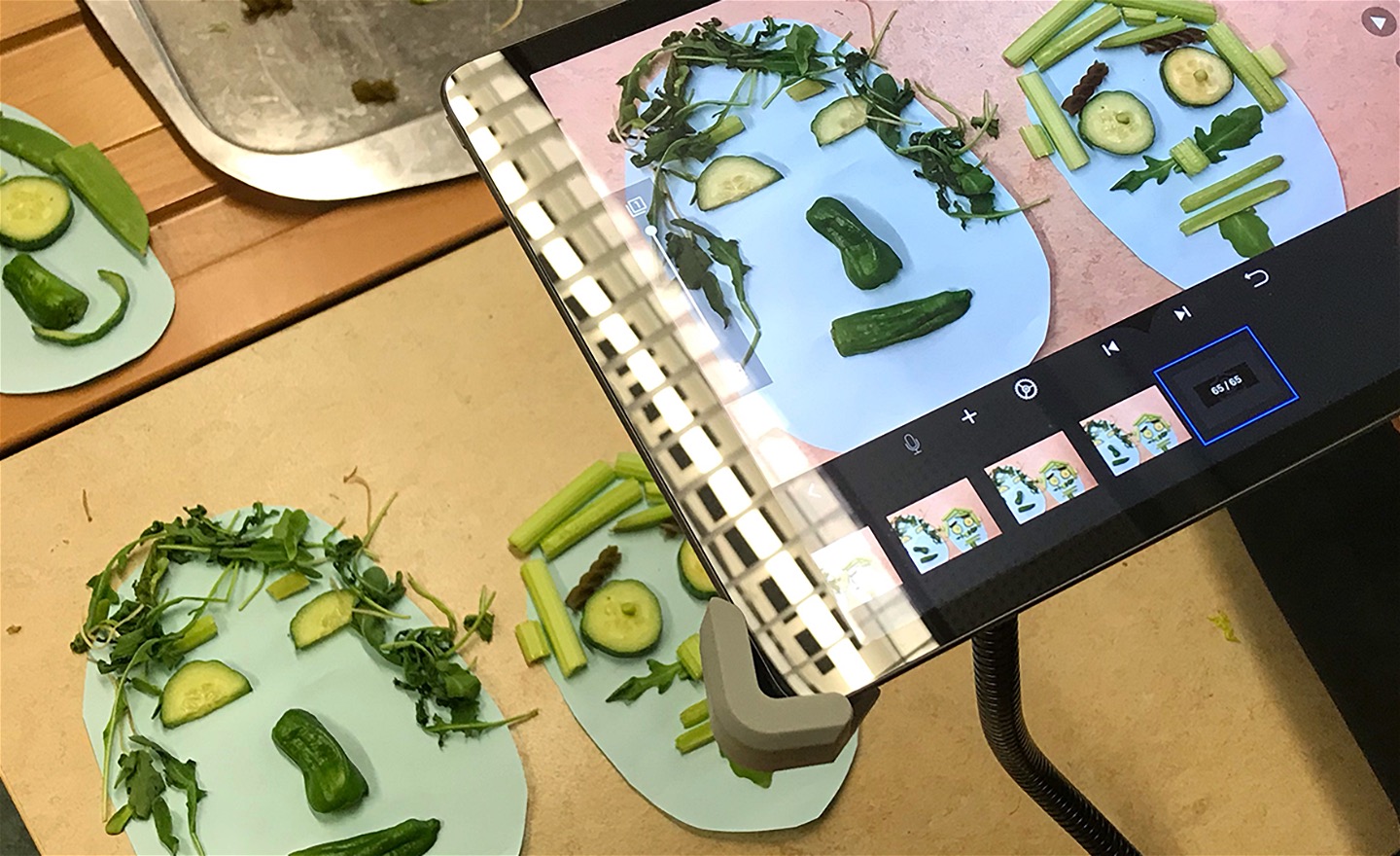 Två ansikten byggda av olika grönsaker animeras i stop motion med en iPad