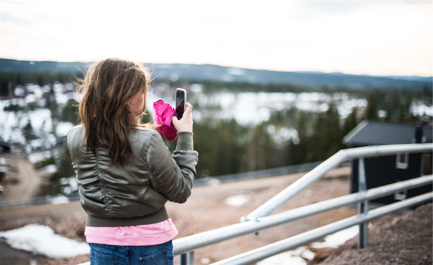 Elev som fotograferar.