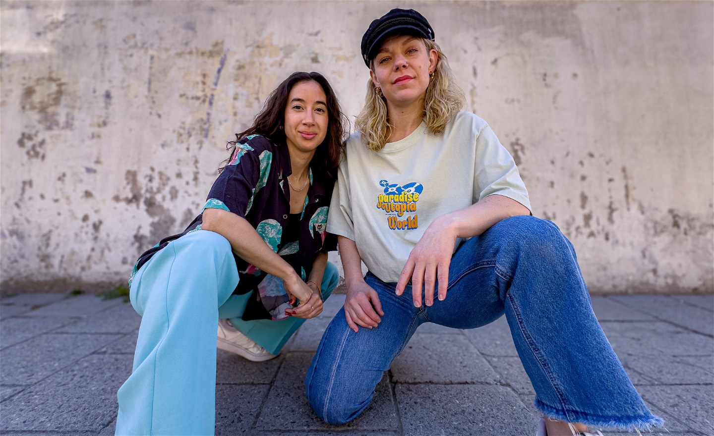 Elin & Catarina framför en betong vägg.