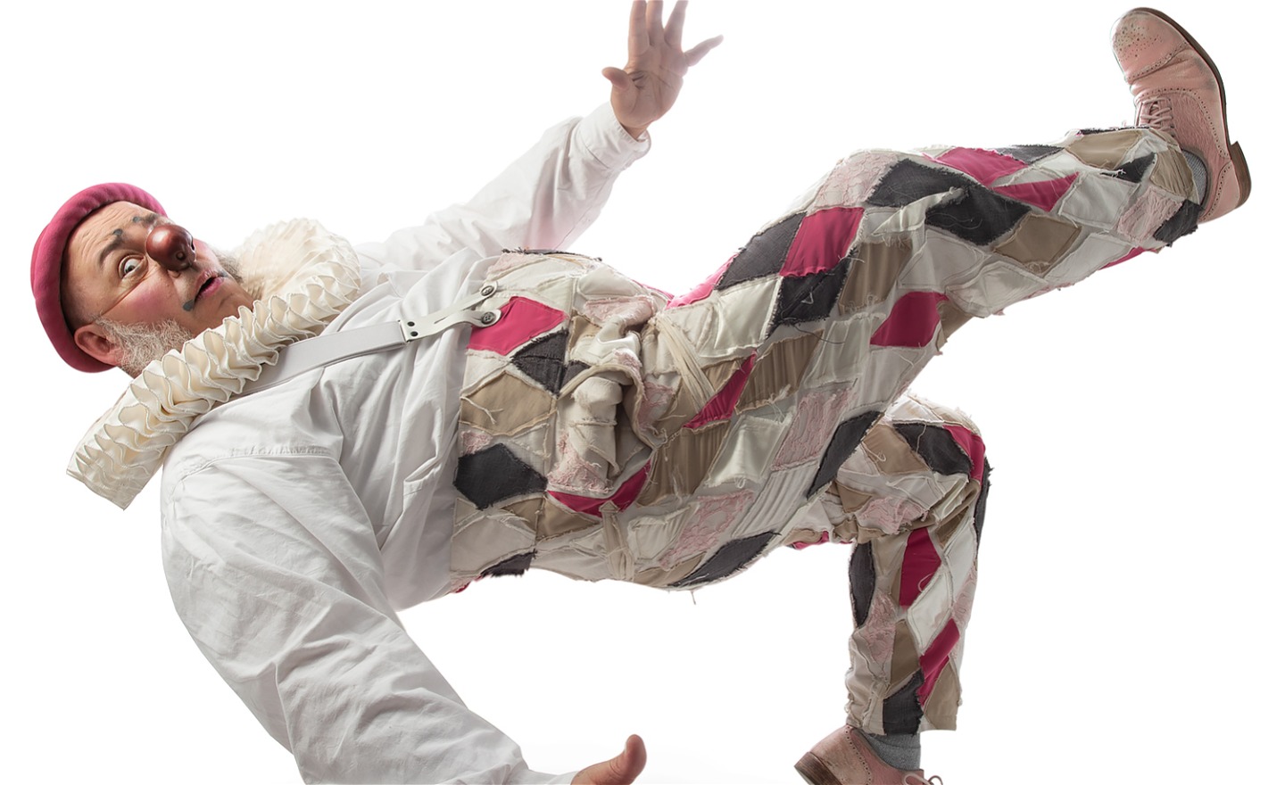 Nalle som ramlar bakåt och tittar in i kameran