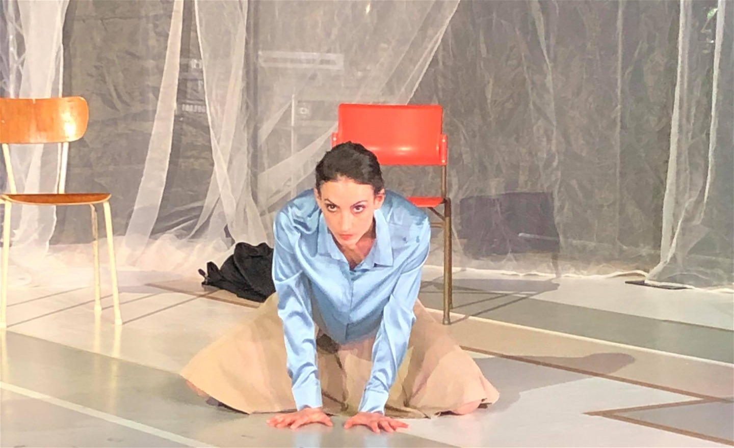 Kvinna som lutar sig fram på knä med händerna i golvet.