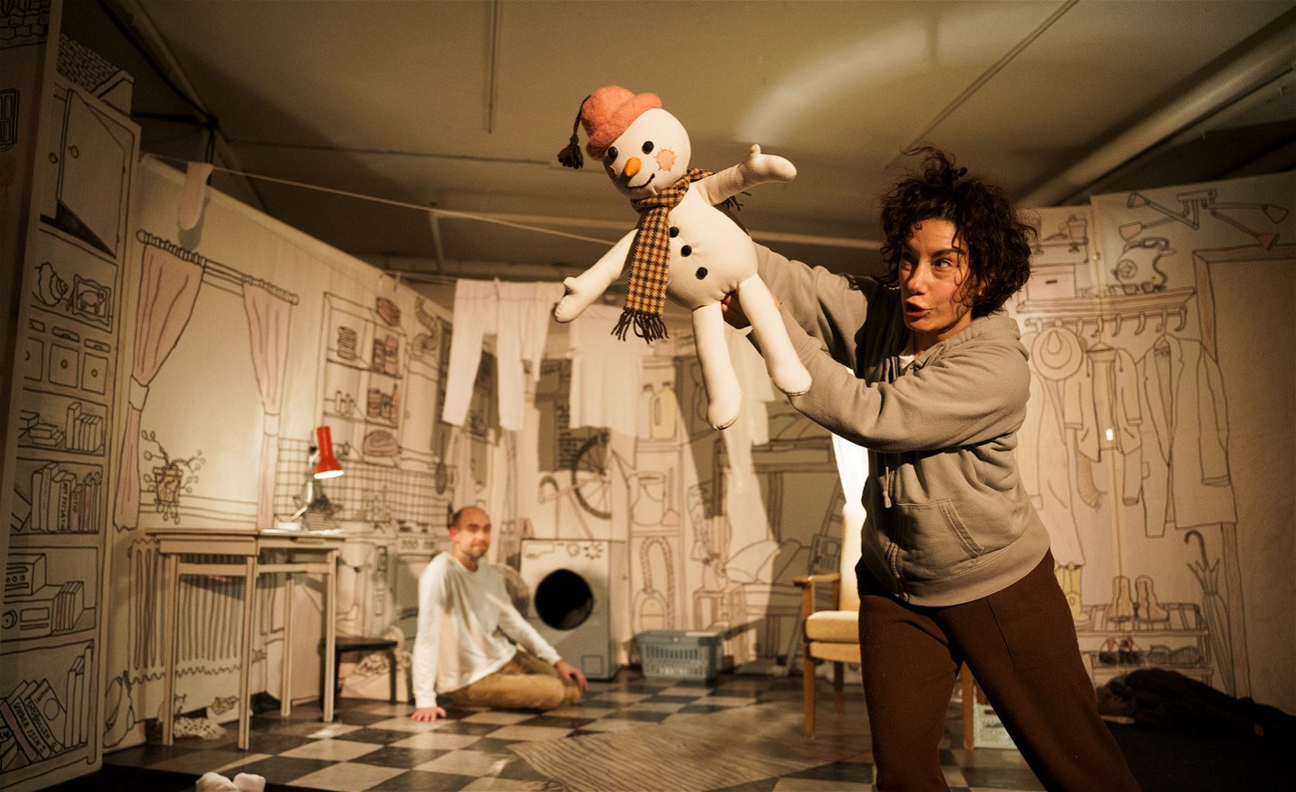 Ett barn som leker med en Snögubbe.