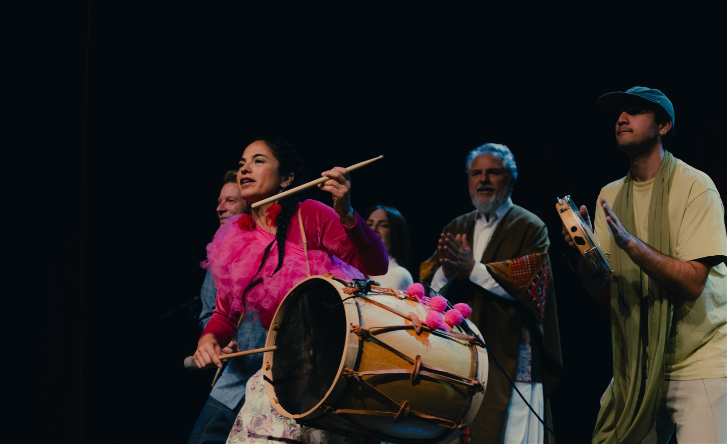 En bild på gruppen Golbangs bandmedlemmar när de står och spelar på deras instrument.