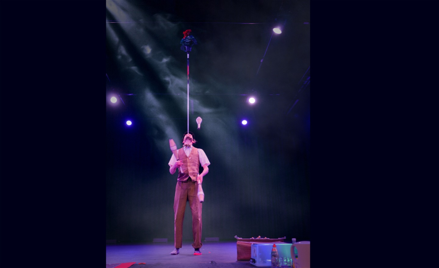 Jonglör som balanserar blomma på pinne