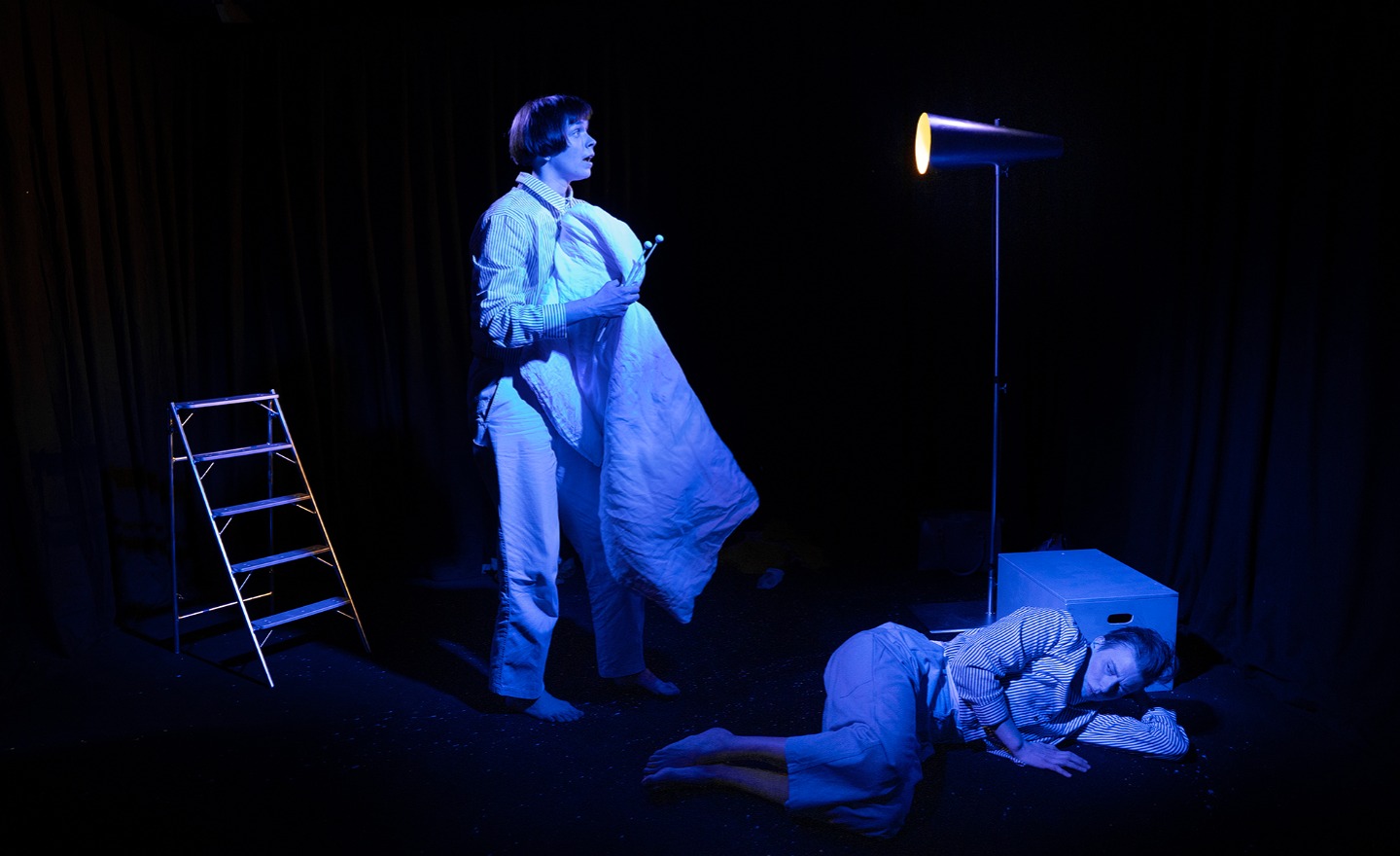 Två barn som ska sova