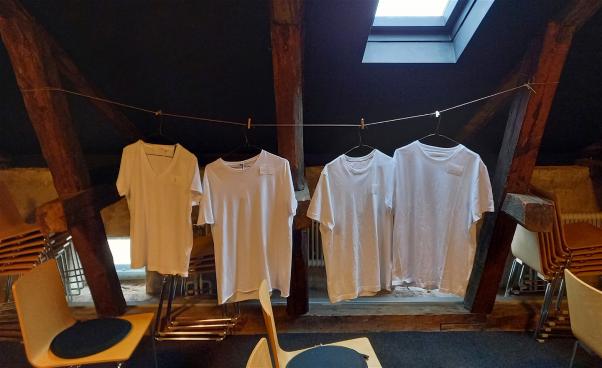 fyra vita tshirts