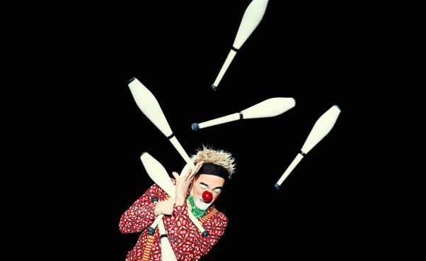En clown jonglerar med käglor