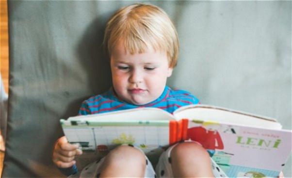 Barn som läser en bilderbok